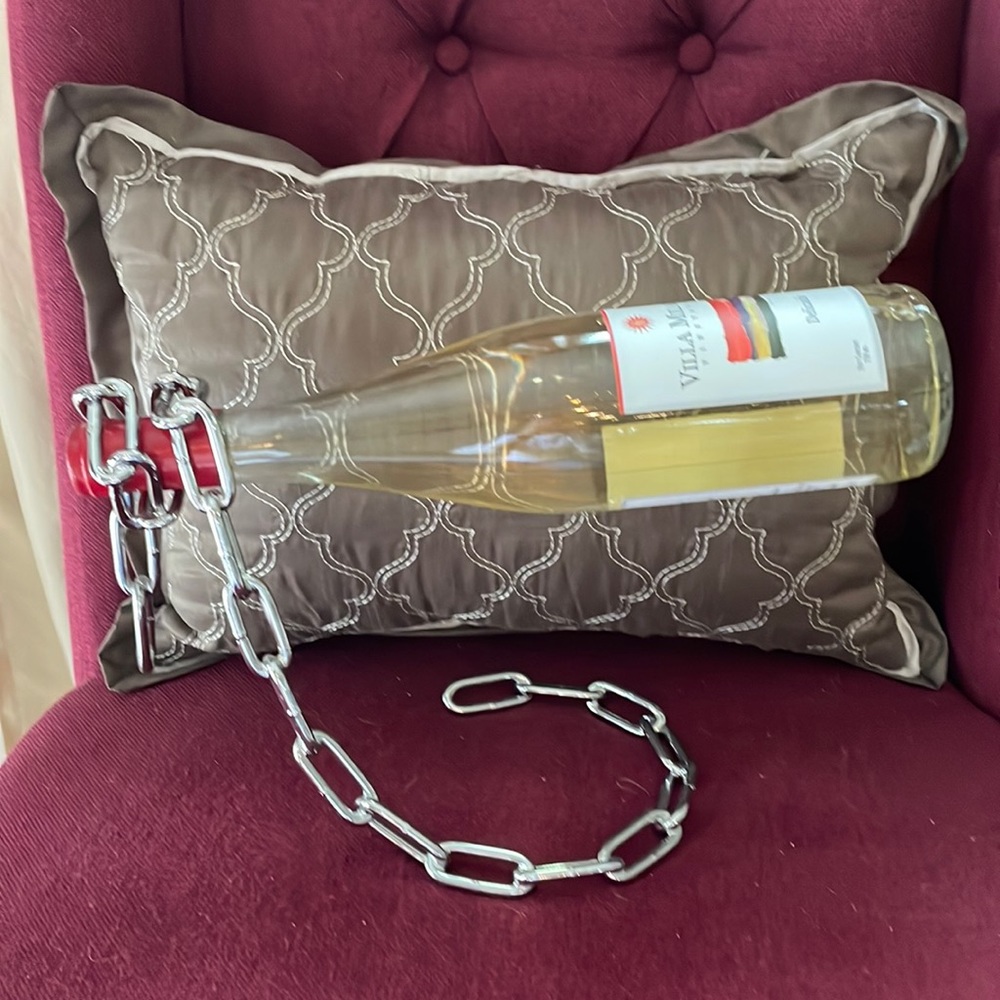 Wine bottle holder. Chain link design.